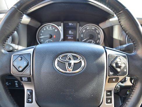 Used 2018 Toyota Tacoma Limited image 9
