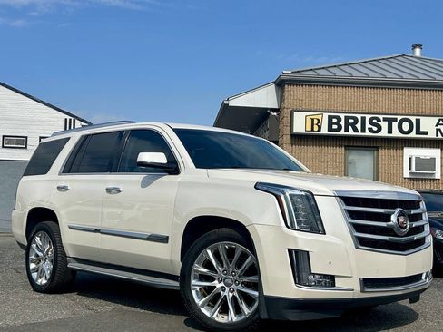 Used 2015 Cadillac Escalade Luxury image 2