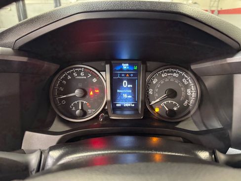Certified 2022 Toyota Tacoma TRD Off-Road AWD/4WD image 10