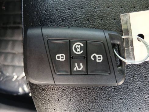 Used 2022 Volkswagen Tiguan SE AWD/4WD image 34