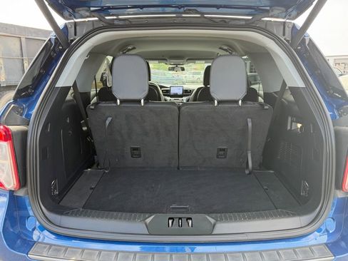 Used 2022 Ford Explorer XLT w/ Equipment Group 202A image 5