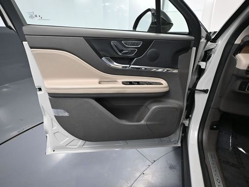 Used 2023 Lincoln Corsair Reserve image 18