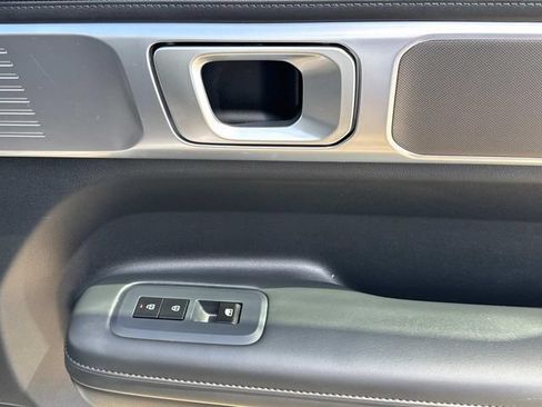 Used 2025 Hyundai Santa Fe SEL FWD image 18