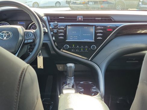 Used 2018 Toyota Camry LE image 14