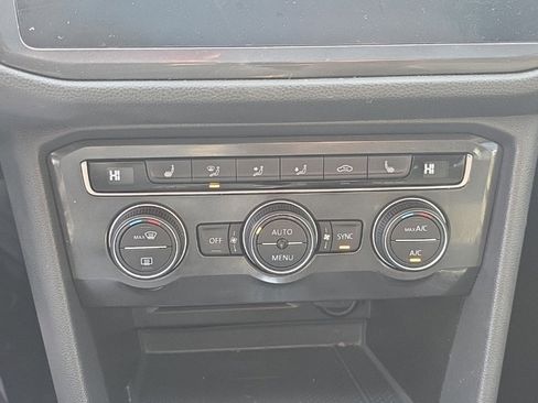 Used 2021 Volkswagen Tiguan SE image 30