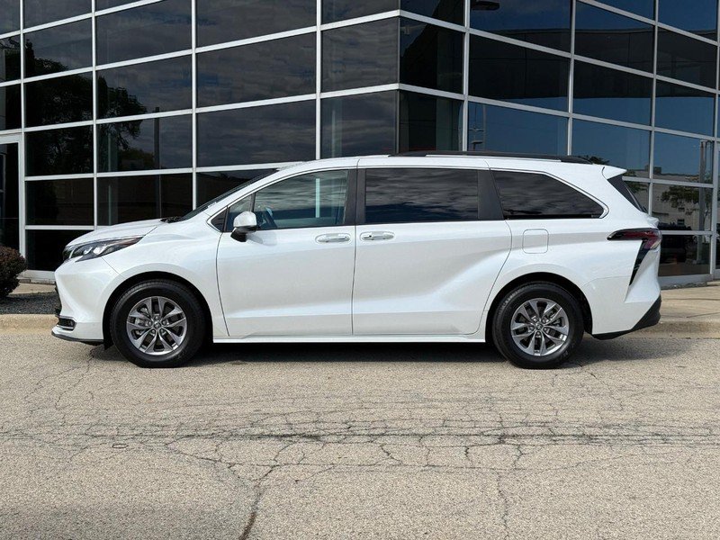 Used 2024 Toyota Sienna XLE FWD image 6