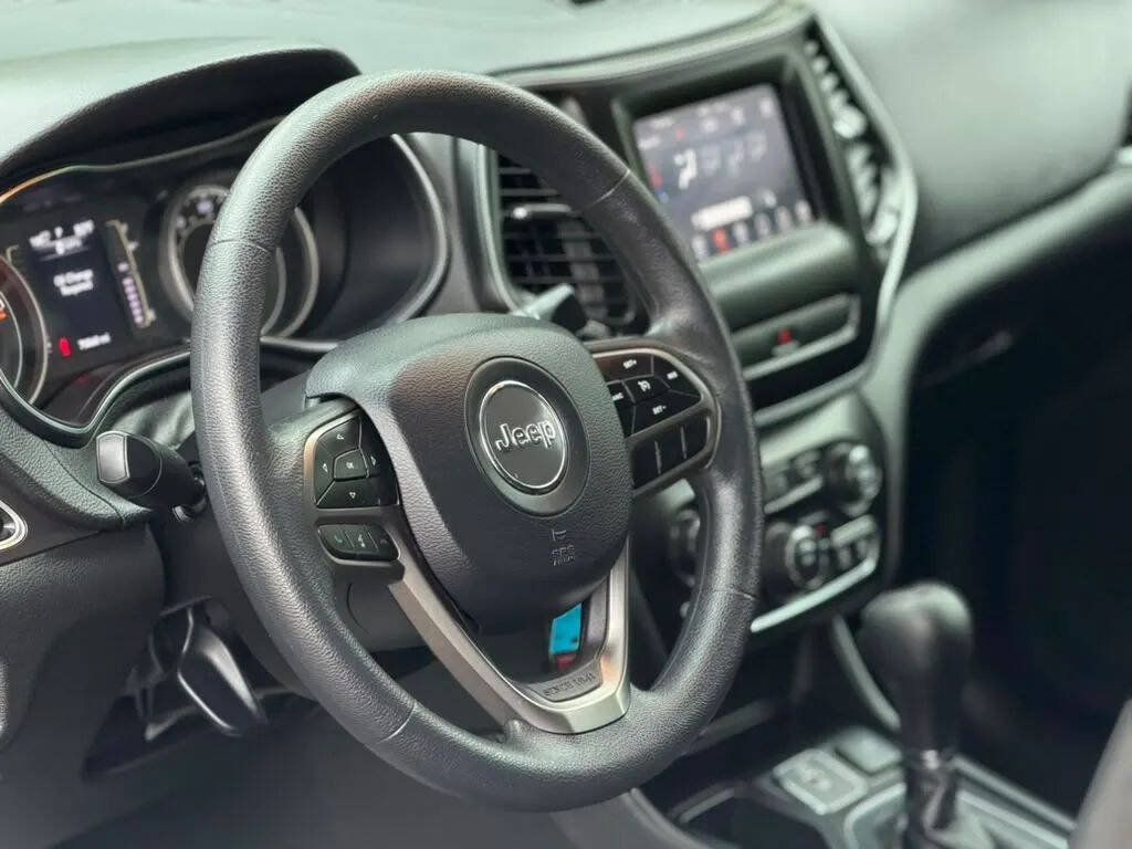 Used 2019 Jeep Cherokee Latitude w/ Popular Appearance Group FWD image 13