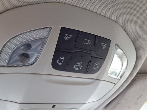 Used 2024 Chrysler Pacifica Touring-L FWD image 16