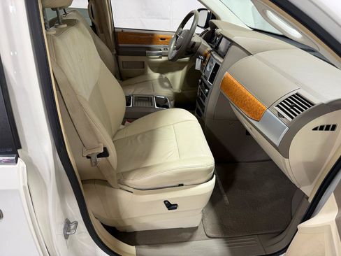 Used 2008 Chrysler Town & Country Limited w/ Entertainment Group #3 FWD image 12