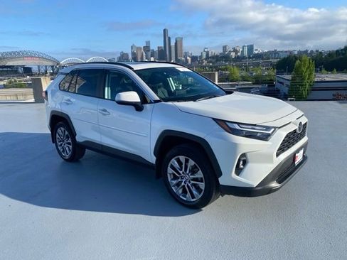 Certified 2022 Toyota RAV4 XLE Premium AWD/4WD image 31
