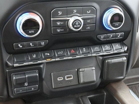 Used 2021 GMC Sierra 2500 Denali w/ Denali Ultimate Package image 24