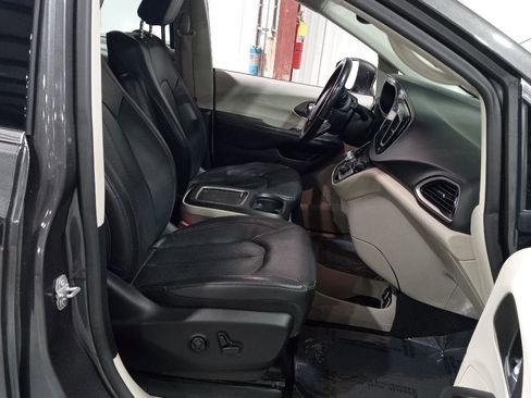 Used 2020 Chrysler Pacifica Touring-L Plus image 3