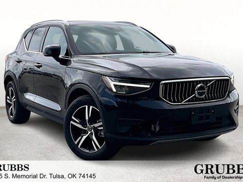 Used 2024 Volvo XC40 B5 Core image 16