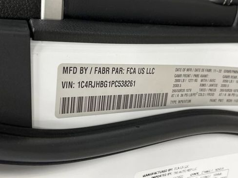 Used 2023 Jeep Grand Cherokee Limited w/ Luxury Tech Group II image 40