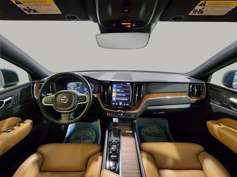 Used 2019 Volvo XC60 T5 Momentum w/ Multimedia Package AWD/4WD image 10