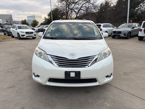 Used 2017 Toyota Sienna XLE image 2