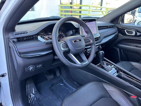 Used 2025 Jeep Compass Trailhawk AWD/4WD image 34