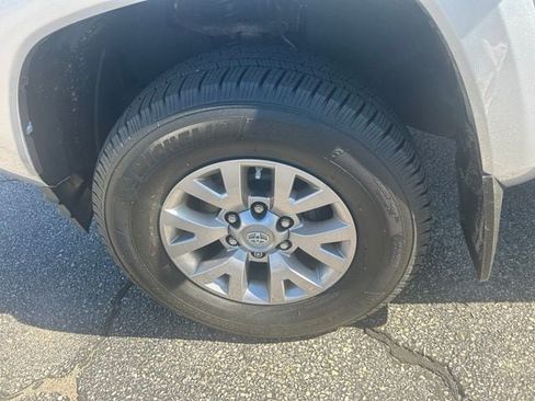 Used 2017 Toyota Tacoma SR5 w/ Tow Package AWD/4WD image 6