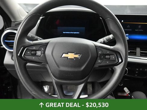 Used 2025 Chevrolet Trax LT image 32