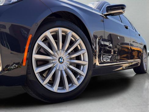 Used 2020 BMW 740i w/ Premium Package image 9