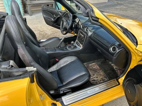 Used 2002 MAZDA MX-5 Miata RWD image 23