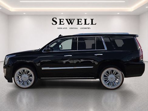Used 2018 Cadillac Escalade Platinum AWD/4WD image 2