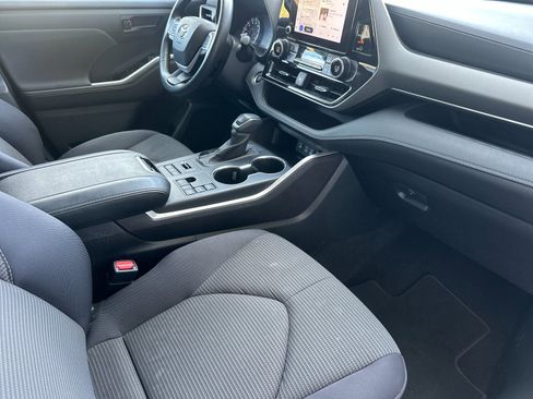 Used 2024 Toyota Highlander LE image 16