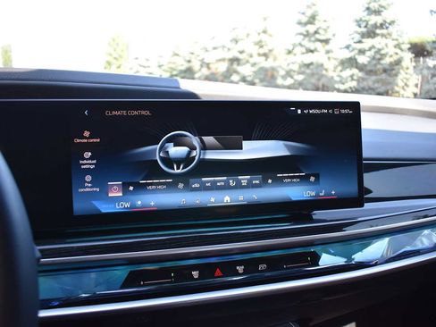 Used 2024 BMW 740i xDrive AWD/4WD image 18