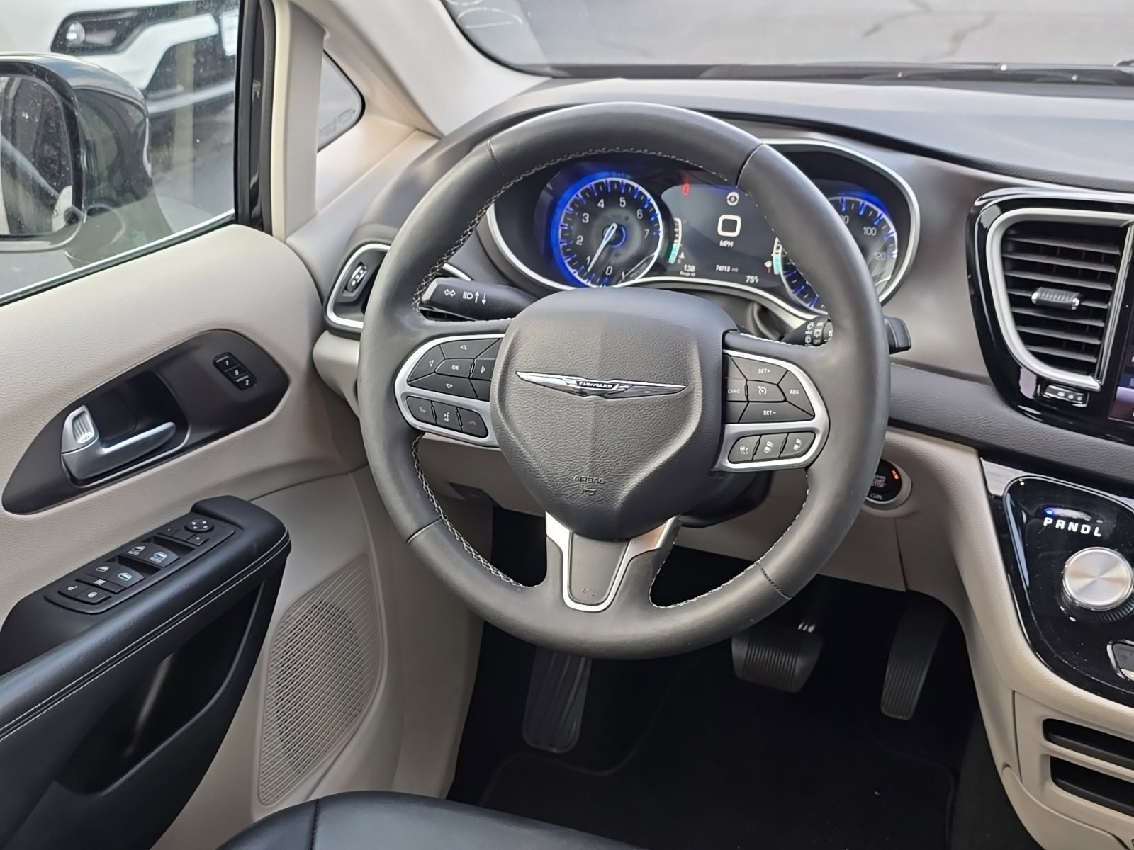 Used 2024 Chrysler Pacifica Touring-L FWD image 15