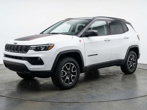 Used 2025 Jeep Compass Trailhawk image 3