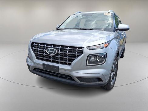 Used 2025 Hyundai Venue SEL FWD image 4