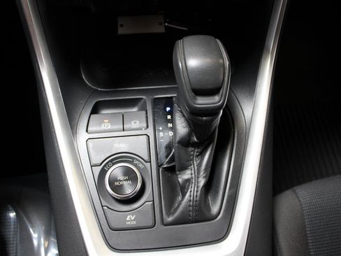 Used 2020 Toyota RAV4 LE w/ All Weather Liner Package AWD/4WD image 27
