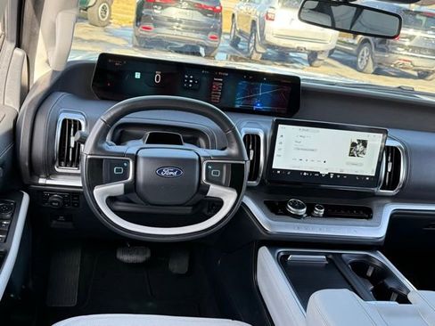 Certified 2025 Ford Expedition Max Platinum image 10