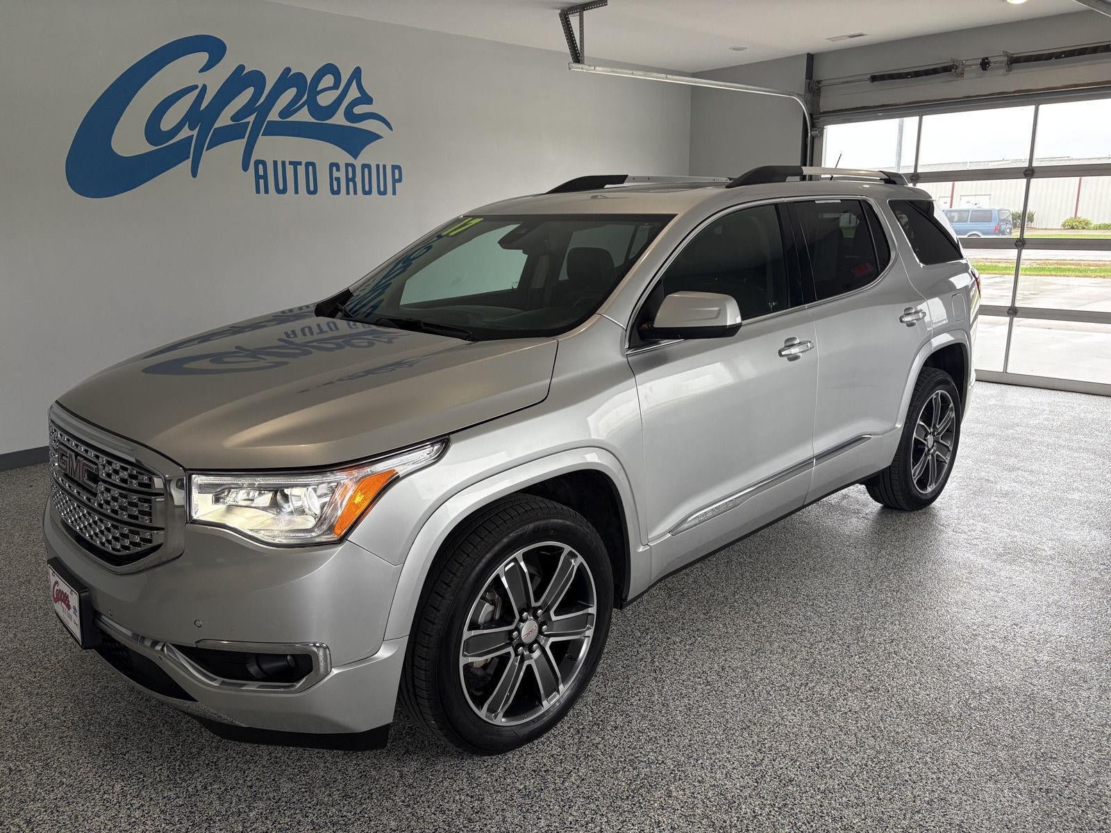 Used 2017 GMC Acadia Denali w/ Technology Package AWD/4WD image 1