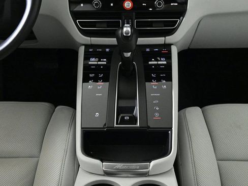 Certified 2024 Porsche Macan image 17