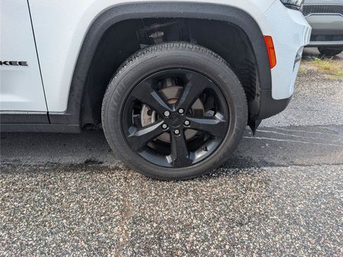 Used 2023 Jeep Grand Cherokee Altitude AWD/4WD image 9