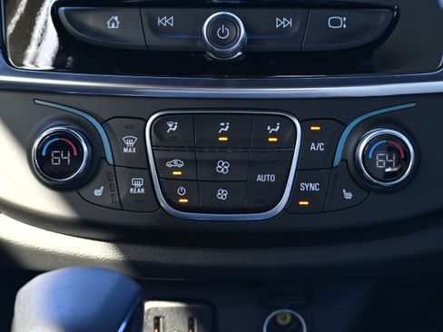 Used 2023 Chevrolet Traverse LT image 13