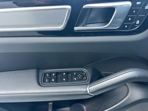 Certified 2023 Porsche Cayenne Platinum Edition image 12
