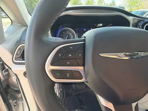 Used 2024 Chrysler Pacifica Touring-L FWD image 27