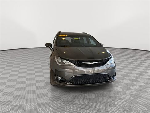 Used 2020 Chrysler Pacifica Limited w/ S Appearance Package image 3