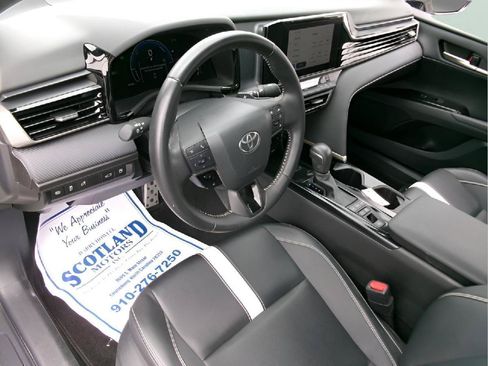 Used 2025 Toyota Camry SE FWD image 13