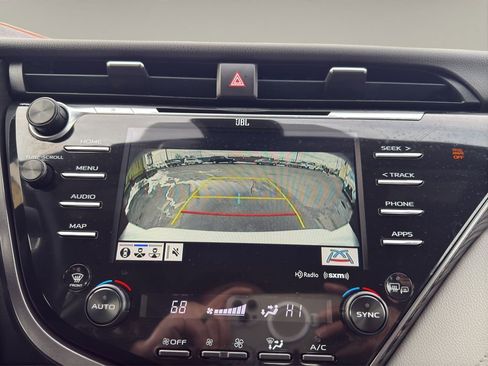Used 2019 Toyota Camry XLE image 16