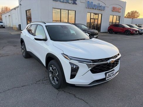 New 2026 Chevrolet Trax LT w/ Sunroof Package image 8