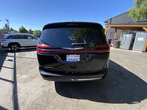 Used 2024 Chrysler Pacifica Touring-L FWD image 5