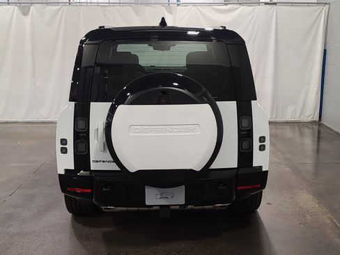 New 2026 Land Rover Defender 130 X-Dynamic SE image 8