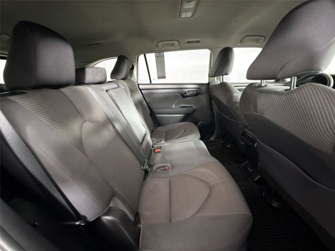 Used 2022 Toyota Highlander LE image 37