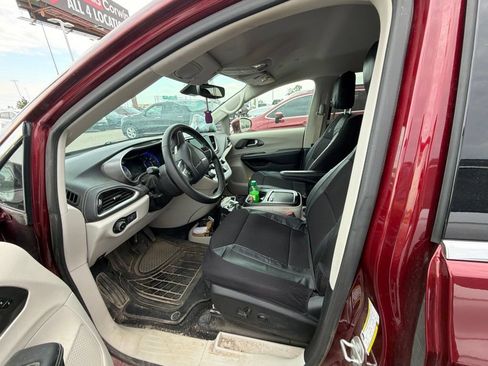 Used 2022 Chrysler Pacifica Touring-L AWD/4WD image 9