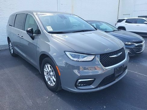 Used 2025 Chrysler Pacifica Select FWD image 4
