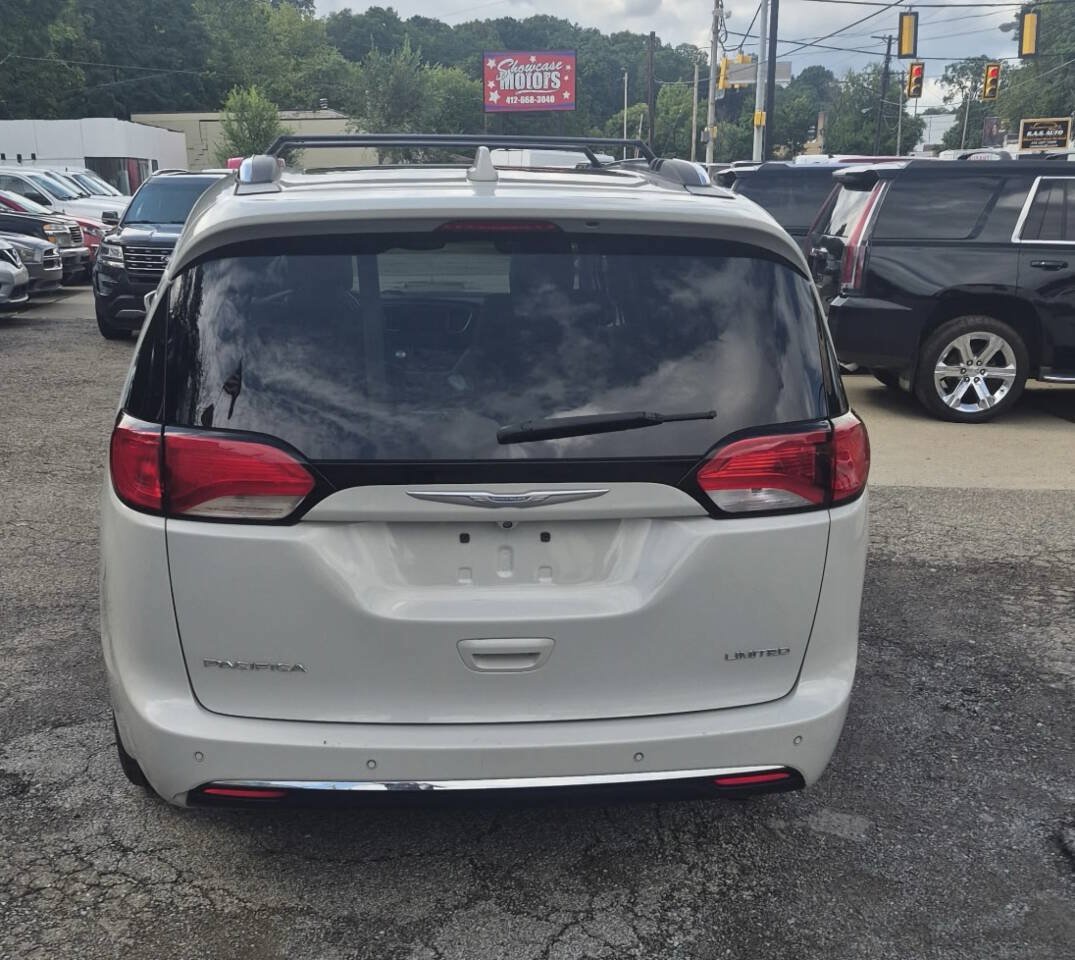 Used 2017 Chrysler Pacifica Limited w/ UConnect Theater Package FWD image 4