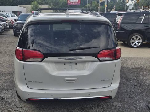 Used 2017 Chrysler Pacifica Limited w/ UConnect Theater Package FWD image 4